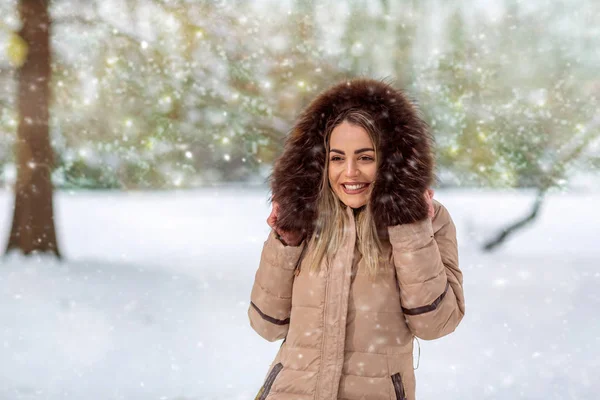 Улыбающаяся Молодая Женщина Зимой Улице Рождественка Зимний День — стоковое фото
