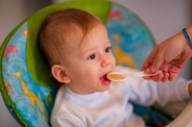 onun küçük bebek beslenme kaşığı oğlu Anne