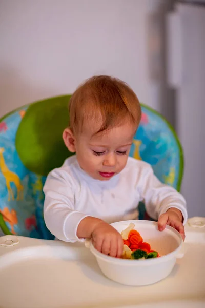 Carino Ragazzo Mangiare Verdure Sane Cucina — Foto Stock