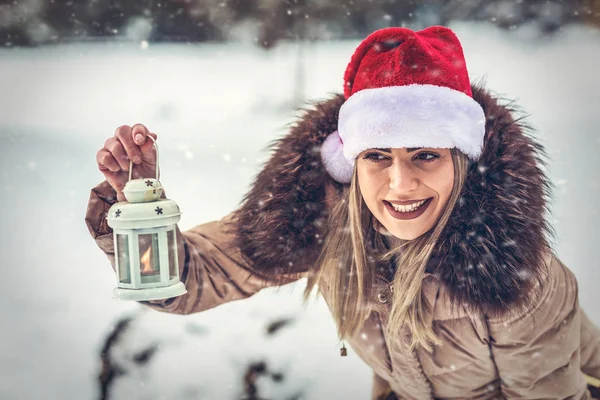 Рождественская Красавица Шляпе Санта Клауса Зимнем Лесу Рождественскими Фонариками — стоковое фото