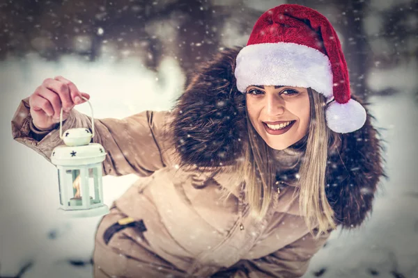 Schönes Lächelndes Mädchen Mit Weihnachtsmütze Winterwald Mit Weihnachtslaterne — Stockfoto