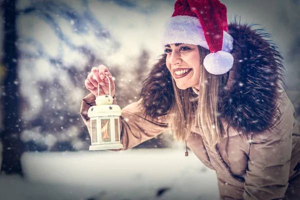 Рождественское Время Молодая Счастливая Женщина Санта Шляпе Держащая Рождественский Фонарь — стоковое фото