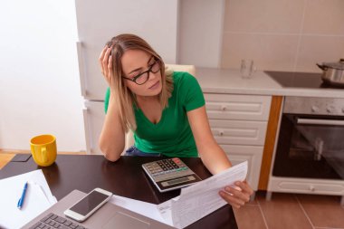 Aile bütçesi ve finansmanı planlayan genç bir kadın.