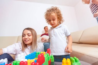 mutlu çocuk eğleniyor evde annesiyle kez