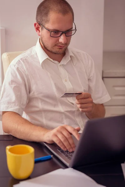 Jovem Trabalhando Casa Pagando Contas Casa — Fotografia de Stock