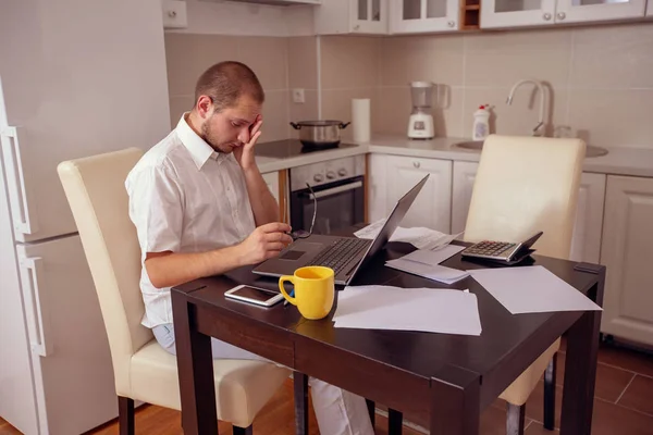 Cansado Jovem Freelancer Homem Trabalhando Casa — Fotografia de Stock