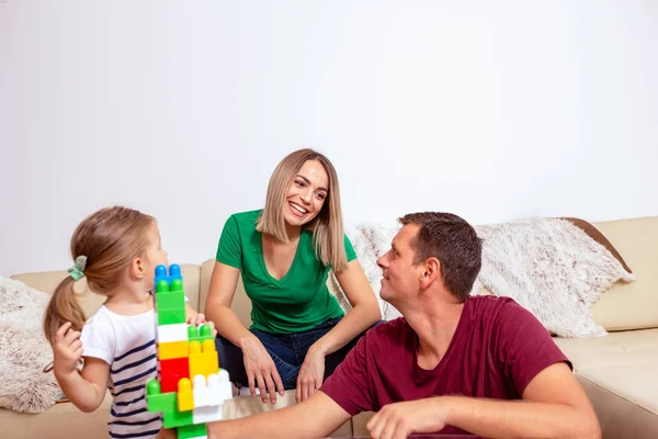 Gelukkig Gezin Plezier Spelen Met Schattig Meisje Thuis — Stockfoto