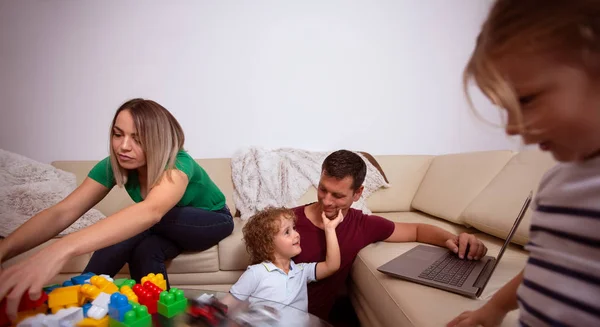 Aile Zamanı Erkek Kadın Blok Oyuncakları Ile Oynarken Küçük Çocuklarla — Stok fotoğraf