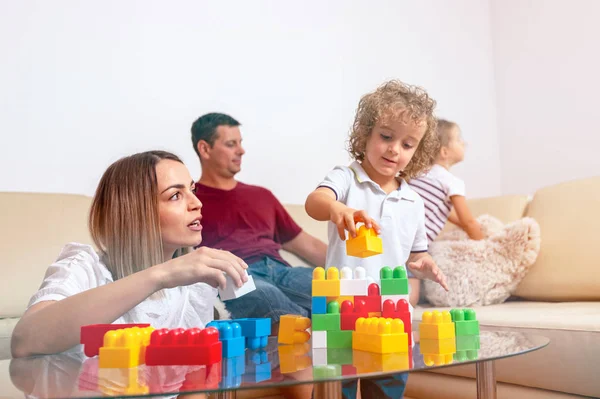 Glückliche Kindheit Süßer Junge Der Hause Mit Lächelnder Frau Spielt — Stockfoto