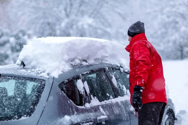 Młody Człowiek Jest Oczyszczenie Oczyścić Jego Samochód Pokrywy Śnieżnej Przez — Zdjęcie stockowe