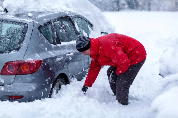 Joven Está Limpiando Coche Nieve Con Cepillo Nieve Cubierto Coche —  Fotos de Stock