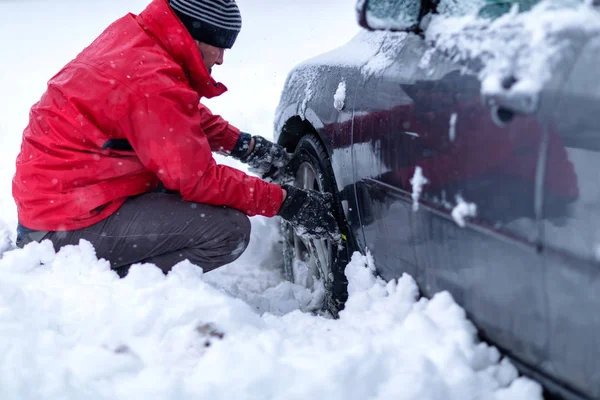 Schneeketten Umklammern Schneeketten Auf Den Rädern Des Autos Junger Mann — Stockfoto