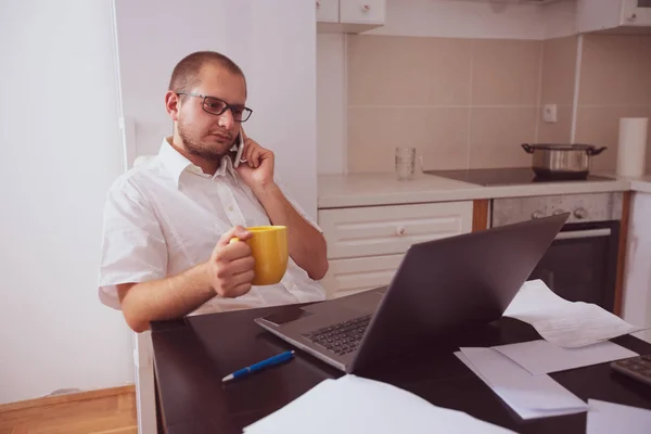 Jonge Freelancer Man Pauze Hebben Praten Zijn Telefoon Thuis — Stockfoto