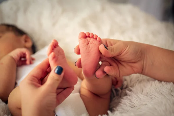 Vackra Spädbarn Baby Fötter Mor Palm Fötter Lilla Pojke Nyfödd — Stockfoto