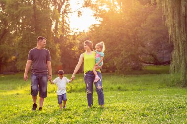 Parkta zevk birlikte mutlu çocukluk-genç aile