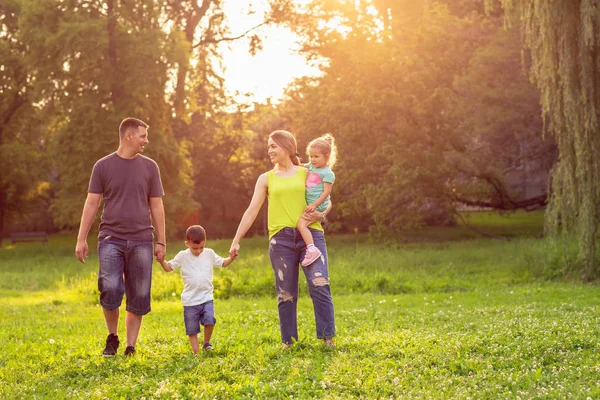 Happy Infanzia-Giovane famiglia insieme godendo nel parco — Foto Stock
