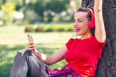 Kız zevk ve bazı müzik dinleme
