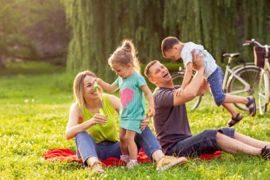 Doğada eğleniyor çocuklu genç aile