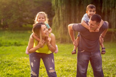 Mutlu aile - Aile piggyback çocukları ve birlikte eğlenin