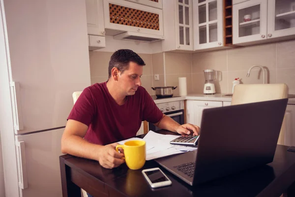 Familie Budgetplanning-man tellen en controleren van huishouden dagelijks — Stockfoto