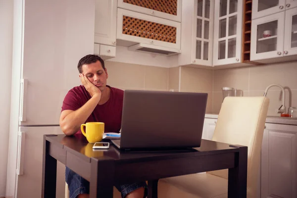 Familie budget en Financiën-man tellen en controleren van huishouden — Stockfoto