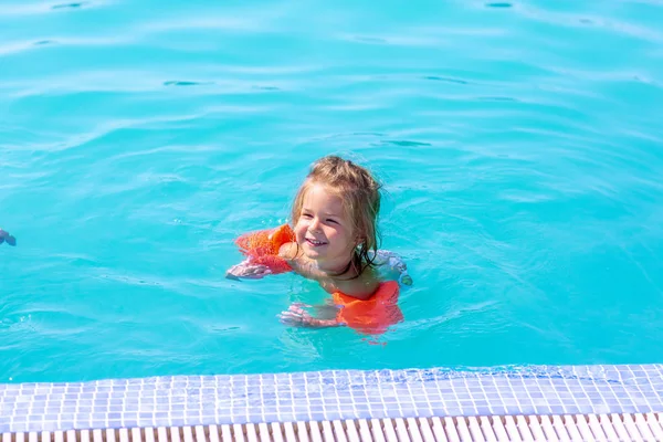 Mädchen im Schwimmbad — Stockfoto