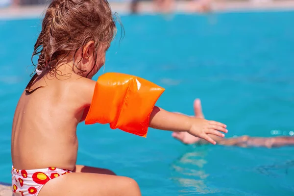 Niedliches Baby-Mädchen lernt Schwimmen mit aufblasbarer Armbinde — Stockfoto