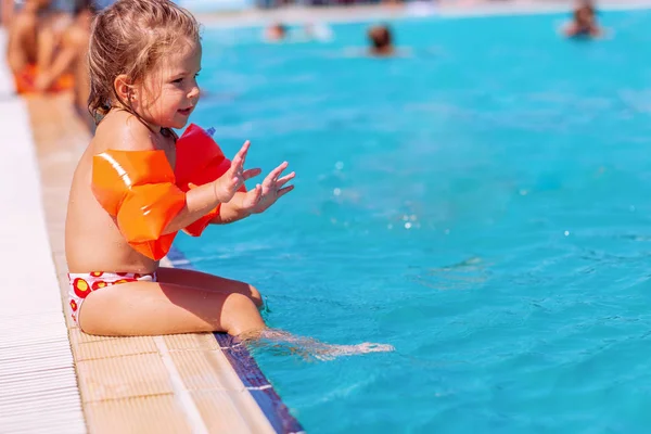 Mädchen lernen schwimmen. Kinder im Schwimmbad — Stockfoto