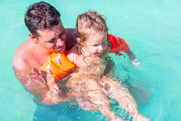 Vater lernt seine Tochter im Schwimmbad schwimmen — Stockfoto