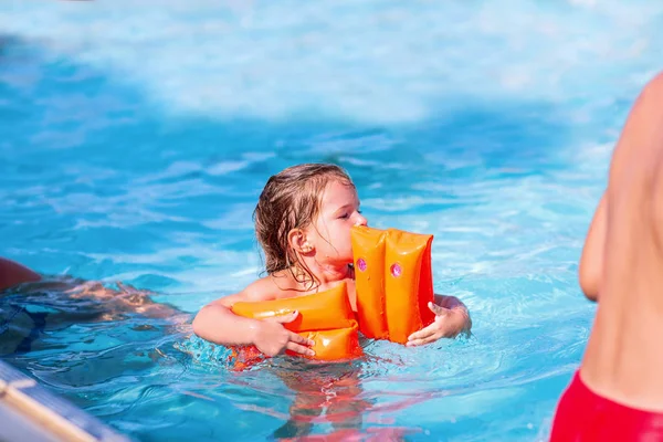 Poollächelndes kleines Mädchen, das Spaß im Schwimmbad hat — Stockfoto