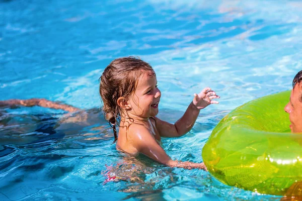 Glückliche Familie im Schwimmbad. Sommerferien — Stockfoto