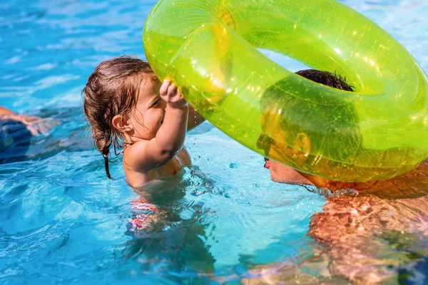 Lustige Familie spielt im Schwimmbad. Sommerferien — Stockfoto