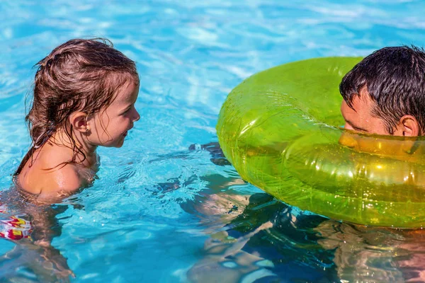 Lustige Vater und Tochter spielen im Schwimmbad. Sommerferien — Stockfoto