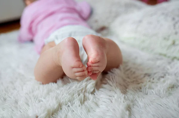 Baby fötter-barnets ben, fötter av en nyfödd bebis — Stockfoto