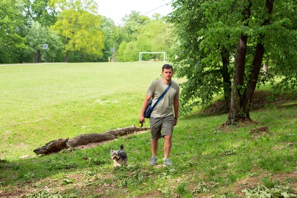 Mann mit Hund genießt beim Spazierengehen — Stockfoto