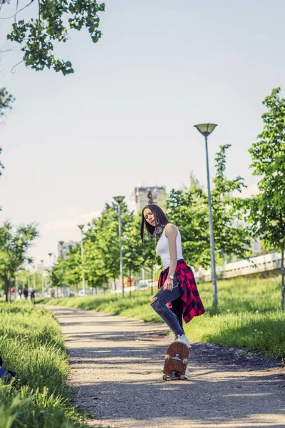 Flicka ridning skateboards på City Street — Stockfoto