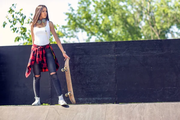 Sportig tonårs flicka med skateboard. Utomhus, urban livsstil — Stockfoto