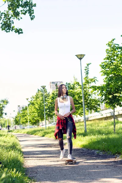 Sportig tjej ridning skateboards på City Street — Stockfoto