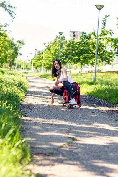 Urbanes sportliches Mädchen auf Skateboards auf der Straße — Stockfoto