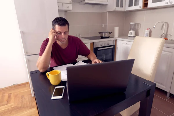 Homem de negócios fazendo conta sobre despesas em casa, orçamento familiar e finanças , — Fotografia de Stock