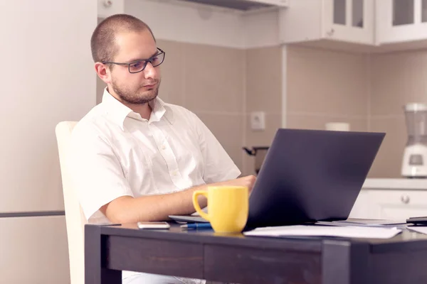 Zakenman die op laptop thuis werkt office — Stockfoto