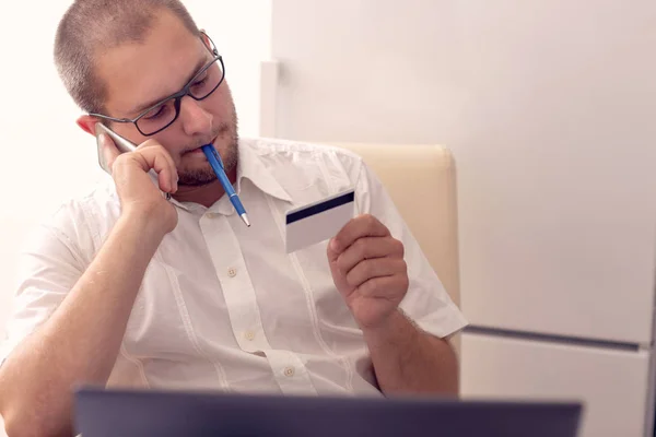 Financiën man met laptop computer en creditcard — Stockfoto