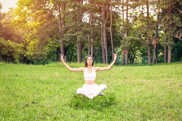 Yoga meditation levitation - Young woman doing yoga — Stock Photo, Image