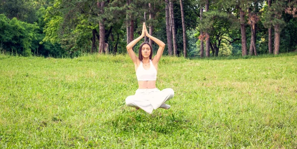 Junge Frau schwebt in Yogaposition, Meditation — Stockfoto