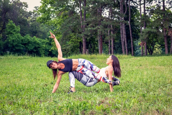 Doğada komik egzersiz pratik genç kadınlar — Stok fotoğraf
