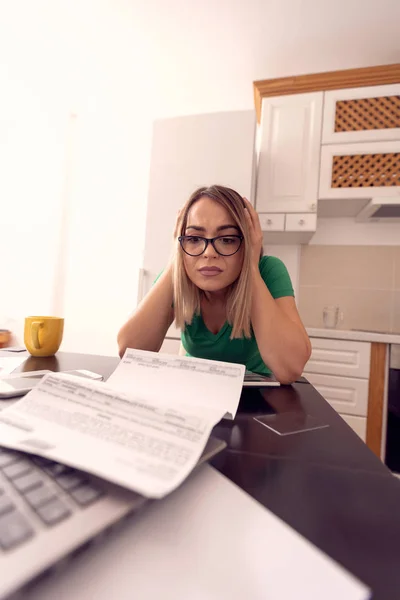 Zakenvrouw thuis werken-planning budget en Financiën — Stockfoto