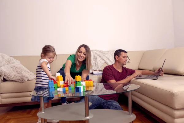 Gelukkig liefdevolle familie. ouders spelen met haar dochter thuis — Stockfoto