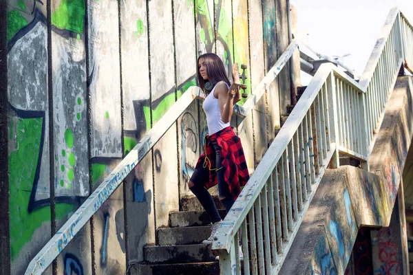 Ung flicka som håller skateboard utomhus, urban livsstil — Stockfoto