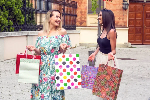 Piękna kobieta z torbami na zakupy w sprzedaży miasta, zakupy, turystyka i koncepcja szczęśliwych ludzi — Zdjęcie stockowe