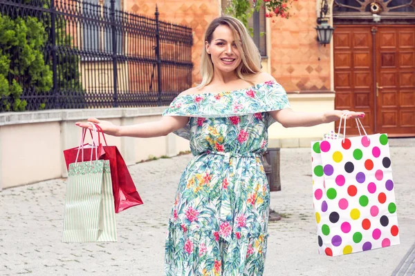 Chica de compras feliz celebración bolsas de compras — Foto de Stock